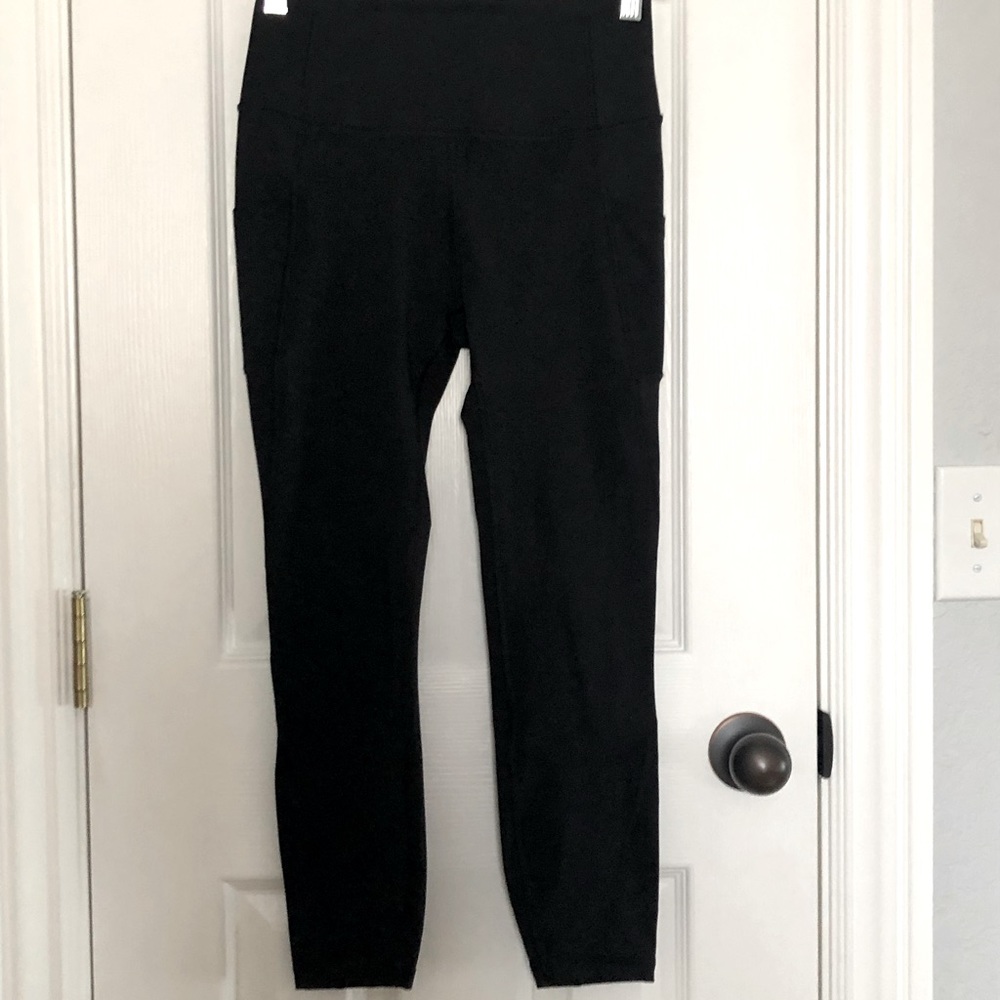 GapFit Sculpt Compression Cropped Leggings in Black
